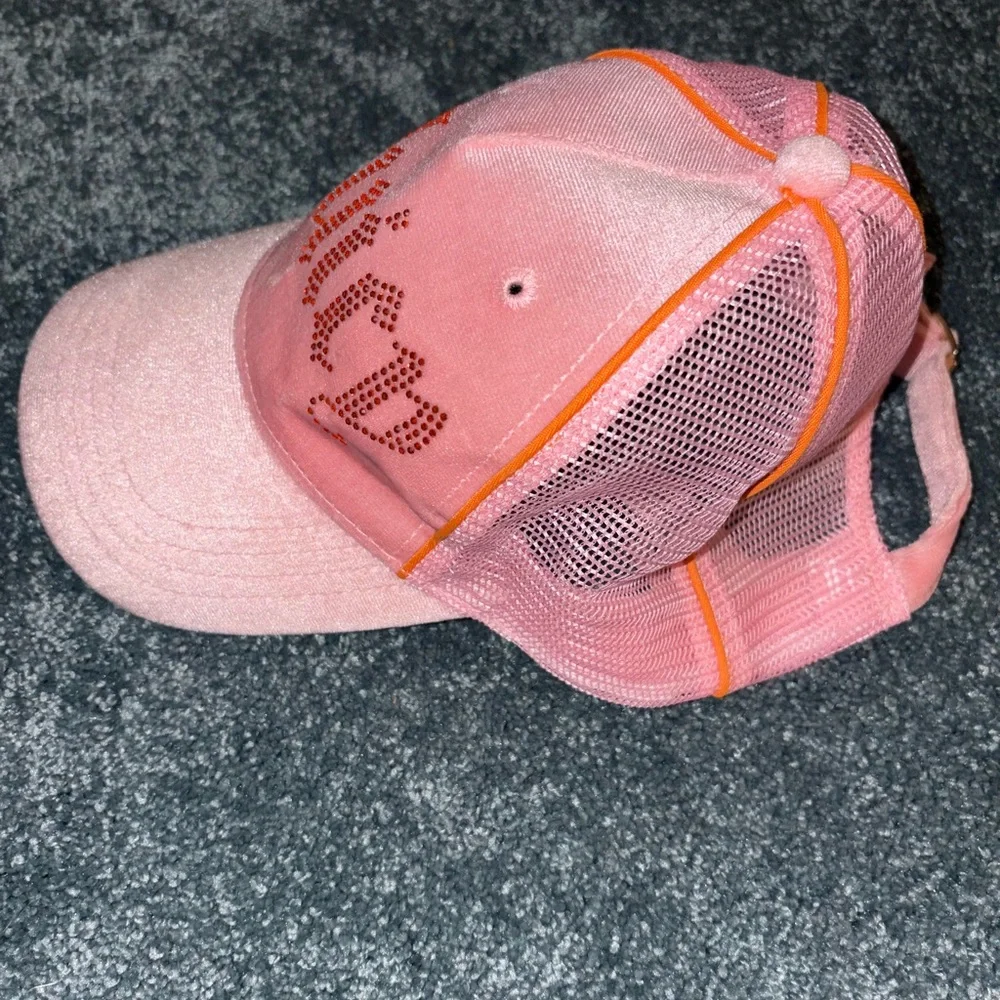 💋 NWOT Urban Outfitters x Juicy Couture Trucker Hat 💄